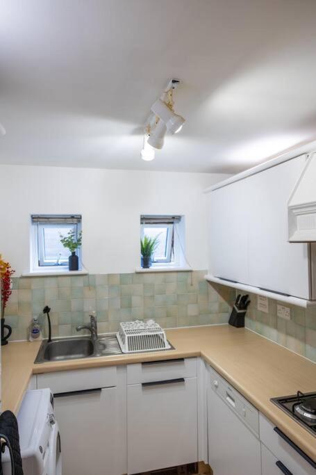 Morden London Apartment, By The Sea With Free Parking Londres Exterior foto